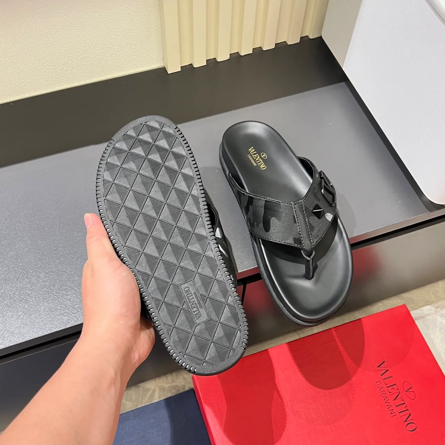 p300《VALENTINO》Warren Men🧍‍♂️Spring and Summer New Style. Cowhide logo flat slippers, elegant sandals, the same style worn by celebrities, original molding, imported calfskin. Rubber outsole. Soft and durable, full set of counter packaging, 38-44!